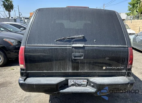 1999 Cadillac Escalade z USA, uszkodzony, nr VIN 1GYEK13R7XR408723